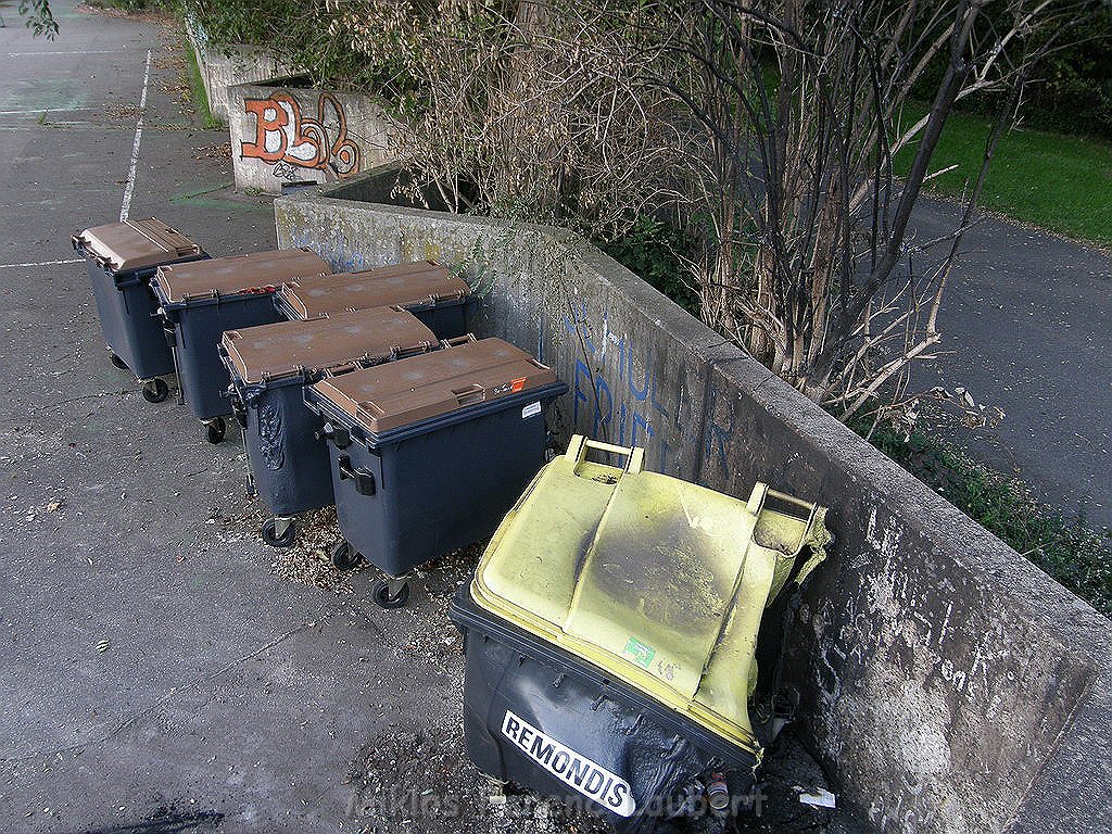 Wieder Brand Schule Koeln Holweide Burgwiesenstr zuerst brannten diese Muellcontainer P14.JPG